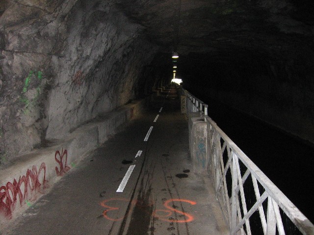 Radweg unter Burg Besancon